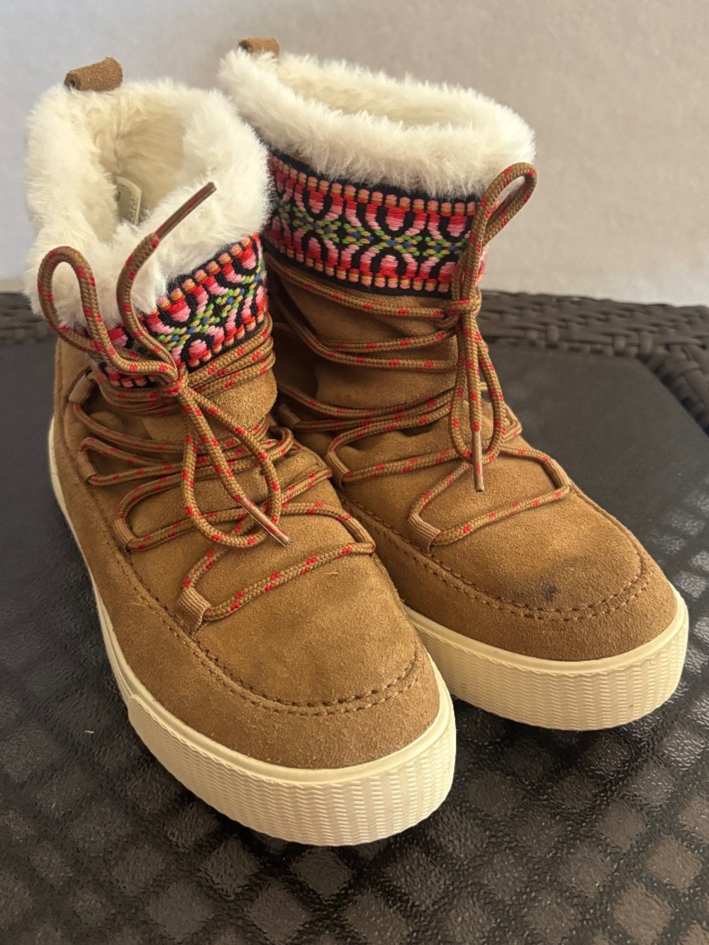 Toms Alpine Tan Suede Faux Fur Lace Up Boots Embroidered Size 6